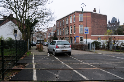 913067 Gezicht in de Abstederdijk te Utrecht, vanaf de spoorwegovergang van de Oosterspoorweg, uit het oosten.